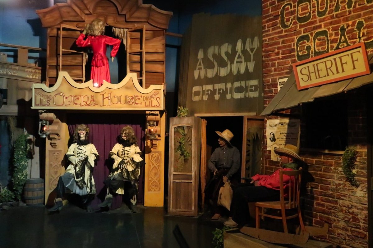 Team_DRDB's tweet image. Get in the mood for some gun-slinging action with the soundtrack to The El Paso Special. This interactive dark ride opened all the way back in 1988 at Bobbejaanland (Belgium) and its Western music can now be found on Spotify: open.spotify.com/album/09vQeS93…
#Bobbejaanland #Darkride #DRdb