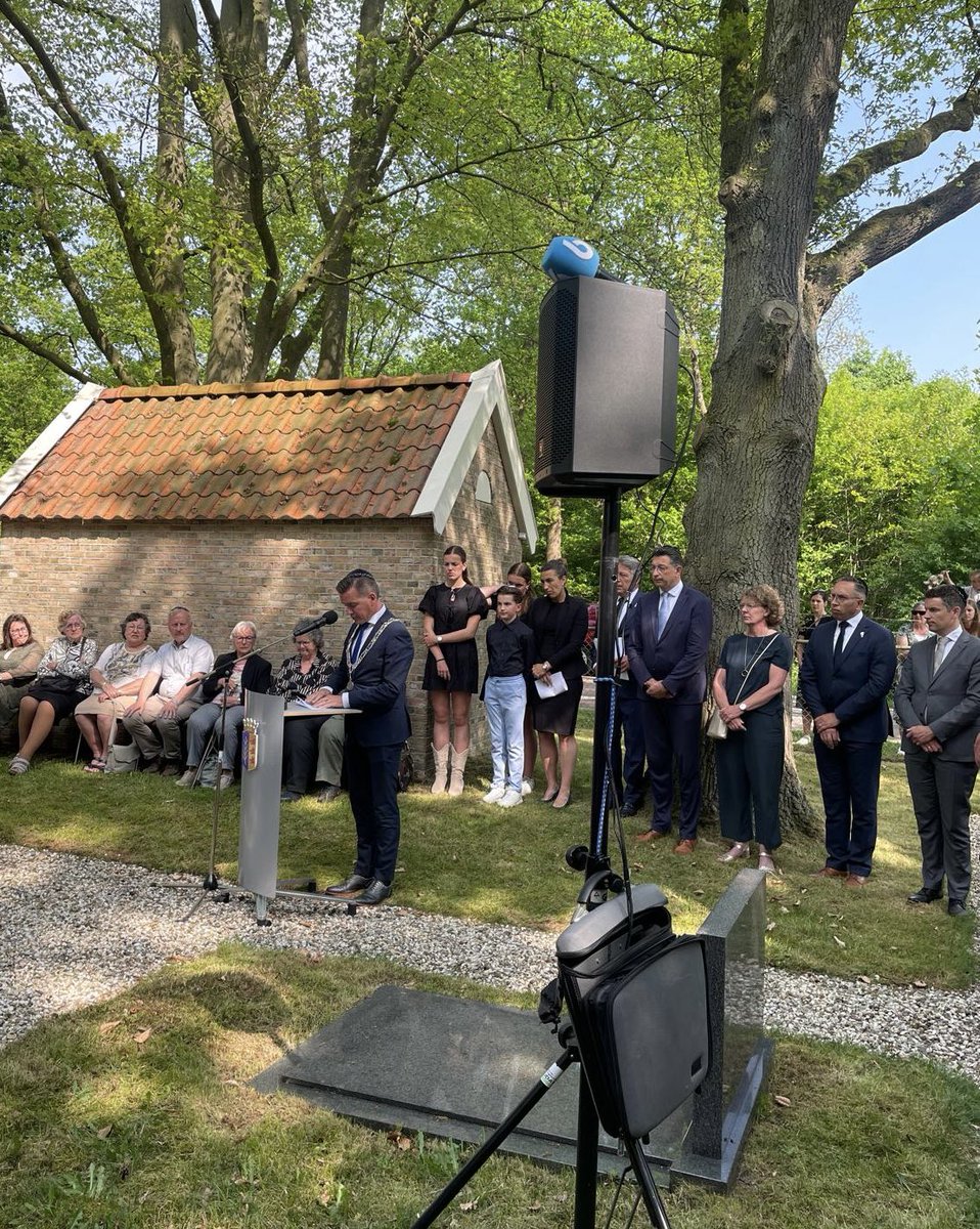 Voor de sabbat herdenken we op onze Joodse begraafplaats in Rijssen. We buigen ons hoofd. Niet alleen uit respect, ook uit verantwoordelijkheid.