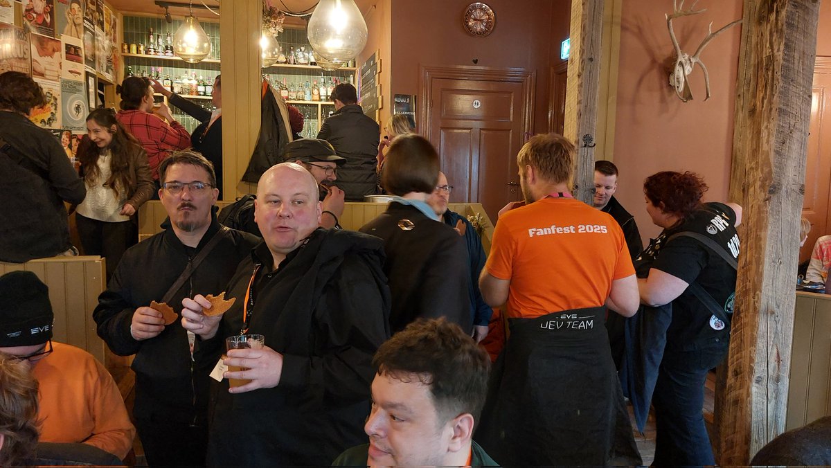 FC_Stroopwafel's tweet photo. Team Two is proudly sporting stroopwafels
#TeamTwo #EVEOnline #EVEFanfest https://t.co/id3eZ0mGxy