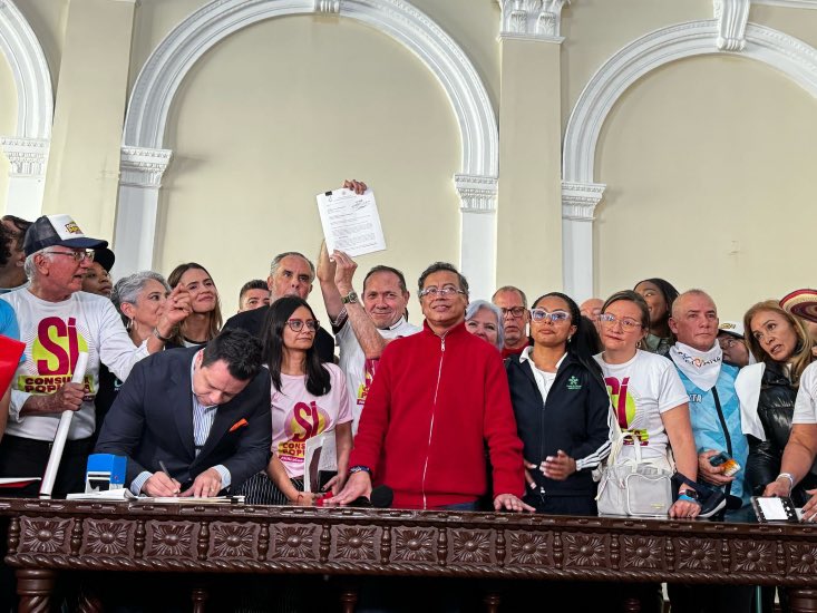 Antonio Sanguino (@antoniosanguino) on Twitter photo #Comunicado 📰 || En homenaje a la clase trabajadora, el presidente <a href="/petrogustavo/">Gustavo Petro</a> junto a su Gabinete de Gobierno, radicaron ante el Congreso la #ConsultaPopular por la #ReformaLaboral. 🇨🇴✊🏻
Un paso hacia la dignificación de millones de trabajadores en Colombia. 🌻
📰 Conozca #Comunicado 📰 || En homenaje a la clase trabajadora, el presidente <a href="/petrogustavo/">Gustavo Petro</a> junto a su Gabinete de Gobierno, radicaron ante el Congreso la #ConsultaPopular por la #ReformaLaboral. 🇨🇴✊🏻
Un paso hacia la dignificación de millones de trabajadores en Colombia. 🌻
📰 Conozca