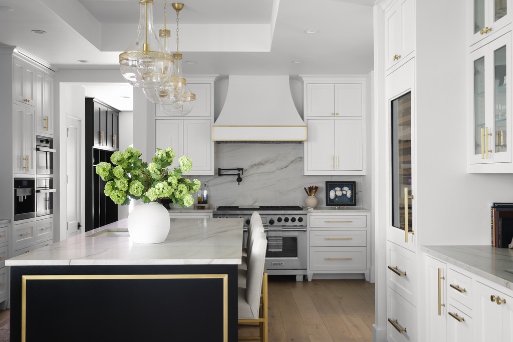 WareRealEstate's tweet image. Welcome to Sparkling Brook Lane, a fully re-imagined estate in West Rim Estates. This 5-bedroom smart home stuns with designer interiors, luxury finishes, and resort-style outdoor living. 
🔗 More at SparklingBrookLane.com
📍 Price Upon Request