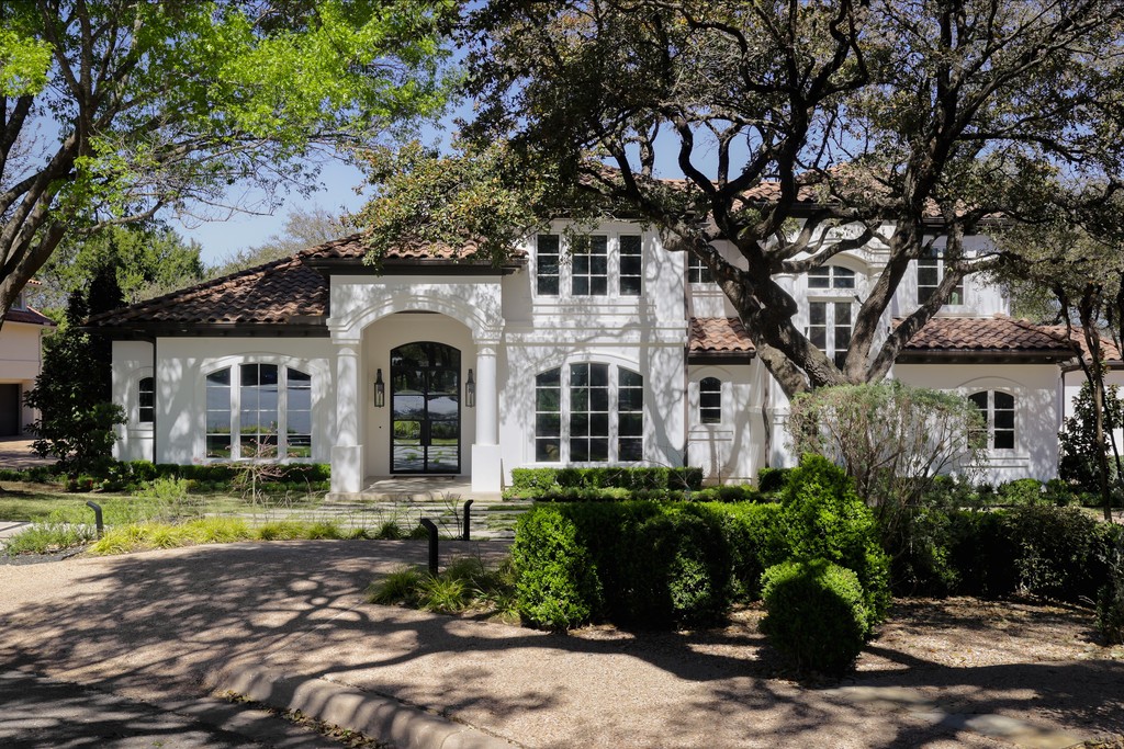 WareRealEstate's tweet image. Welcome to Sparkling Brook Lane, a fully re-imagined estate in West Rim Estates. This 5-bedroom smart home stuns with designer interiors, luxury finishes, and resort-style outdoor living. 
🔗 More at SparklingBrookLane.com
📍 Price Upon Request