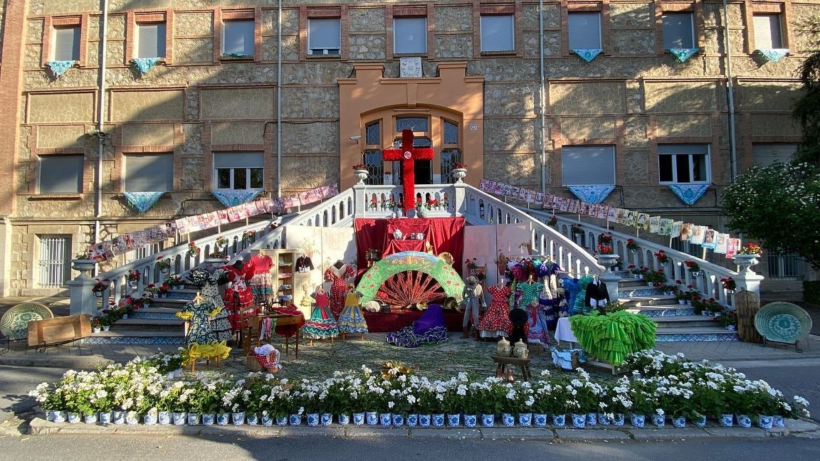 Mucha sevillana y poca Reja, poco Trovo de la Alpujarra y poco Fandanguillo de Huéscar en las cruces de #Granada por lo que se ve... ¿Opiniones?