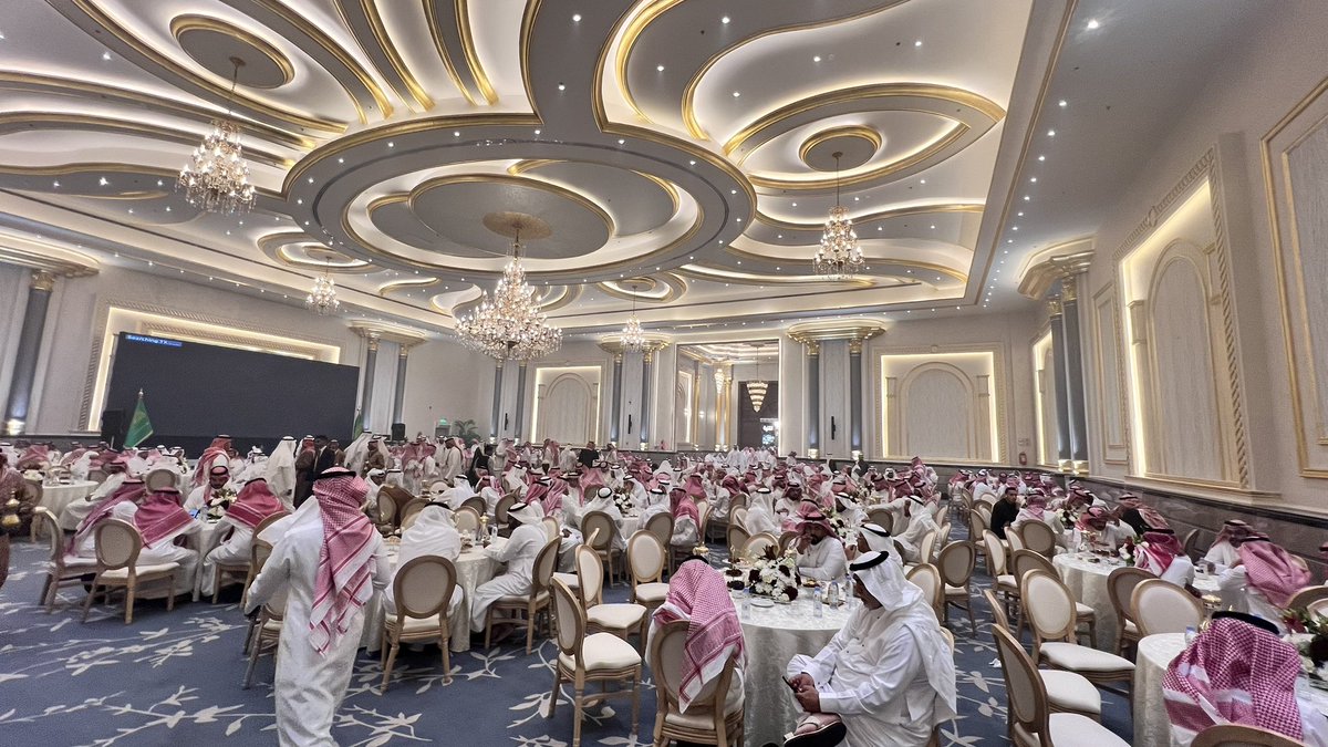 اللواء/ عادل محمد حسن الشيخ 
يحتفل مساء الليلة بقاعة قلوريا 
بزواج إبنه /حاتم 

على ابنة 
الشيخ /عبدالباسط عبدالصمد الشيخ

اللهم بارك لهما وبارك عليهما واجمع بينهم في خير

#افراح_الشيوخ
#افراح_الهواشم