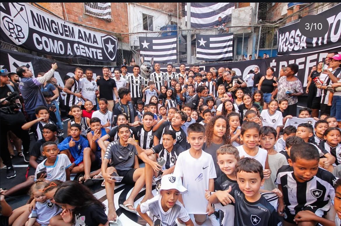 Botafogo desfaz de duas mentiras com essa imagem.

Botafogo é sim também o clube das crianças.

Botafogo é sim também o clube dos mais pobres.

Botafogo é povo. Botafogo é Brasil. Botafogo é a essência do futebol brasileiro. Sempre foi.