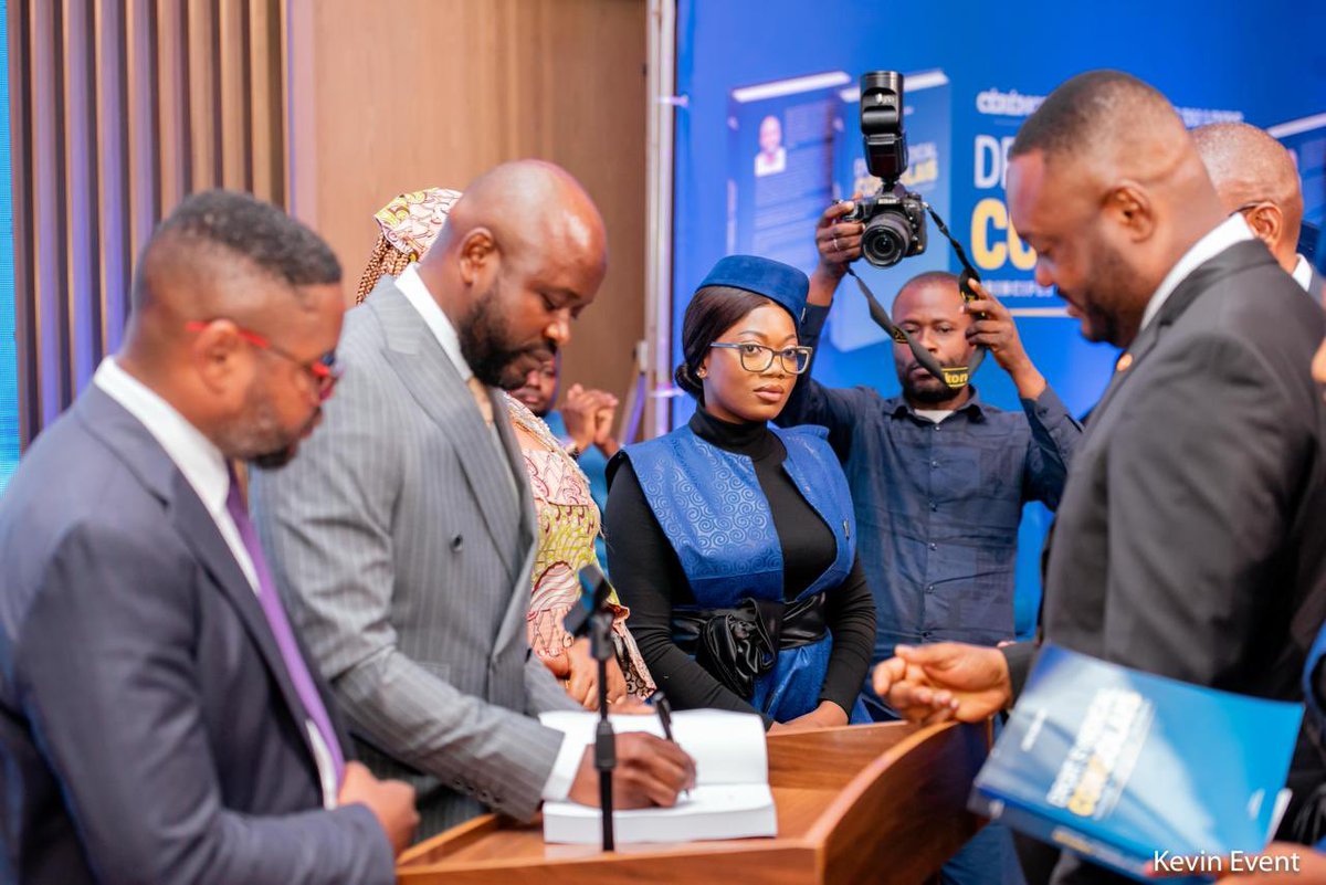 Cedric_NGINDU's tweet photo. C’est avec plaisir et fierté que j’ai participé au vernissage du livre intitulé Droit Syndical Congolais rédigé par Maître José Kadima.
Au delà d’être une codification portant sur les principes, procédures et pratiques des activités syndicales, il s’agit d’un document référentiel de taille en appui à l’objectif de développement durable 8 et surtout un ouvrage qui va assurer le suivi et la concrétisation de notre proposition de loi d’autorisation de la ratification de la convention 190 de l’OIT sur la violence et les harcèlements au travail.