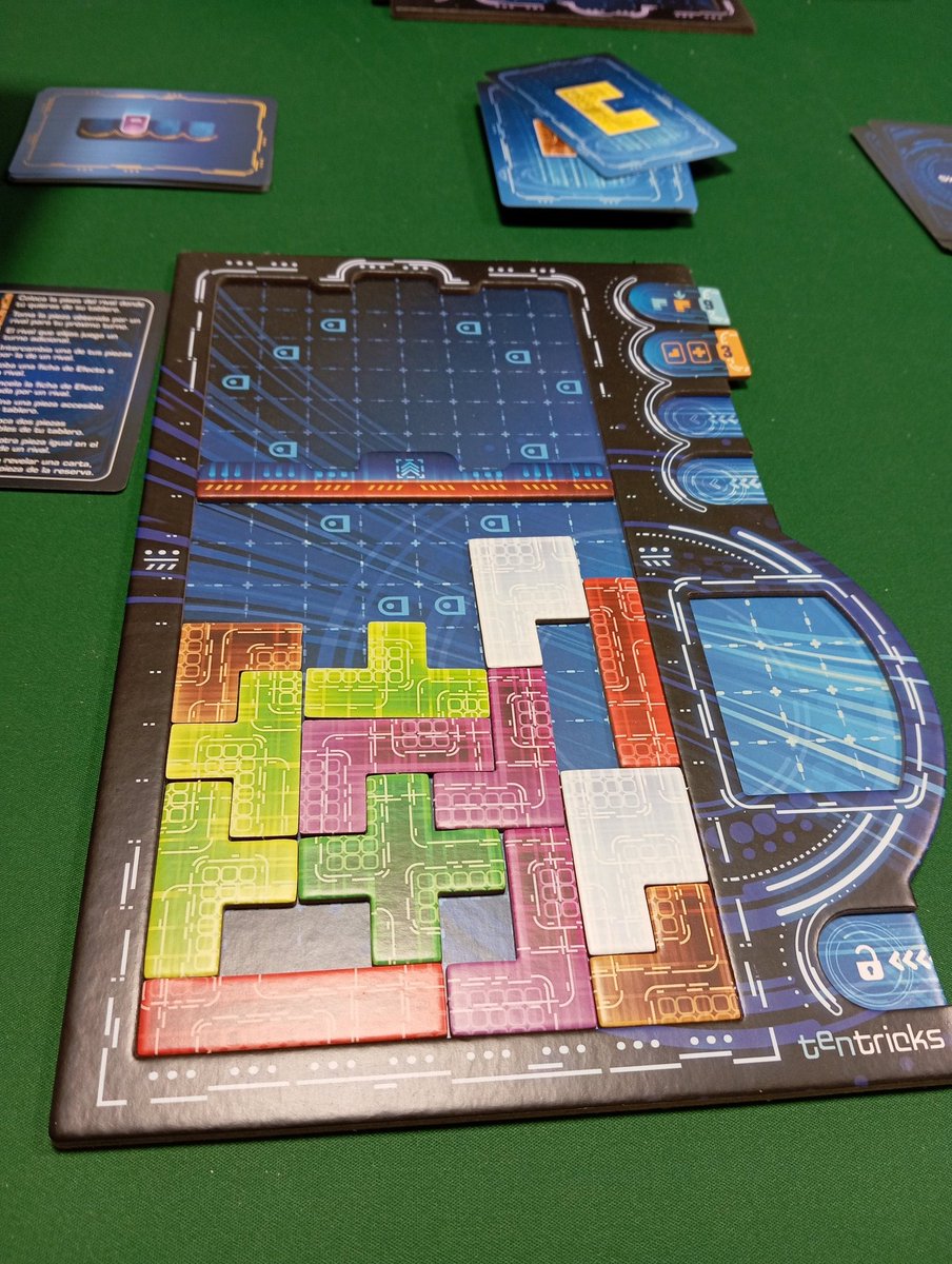 Y vaya locura de tentricks, las fichas de efectos hacen que acabes tirado por el suelo de las risas después de ver el puteo hacía los demas