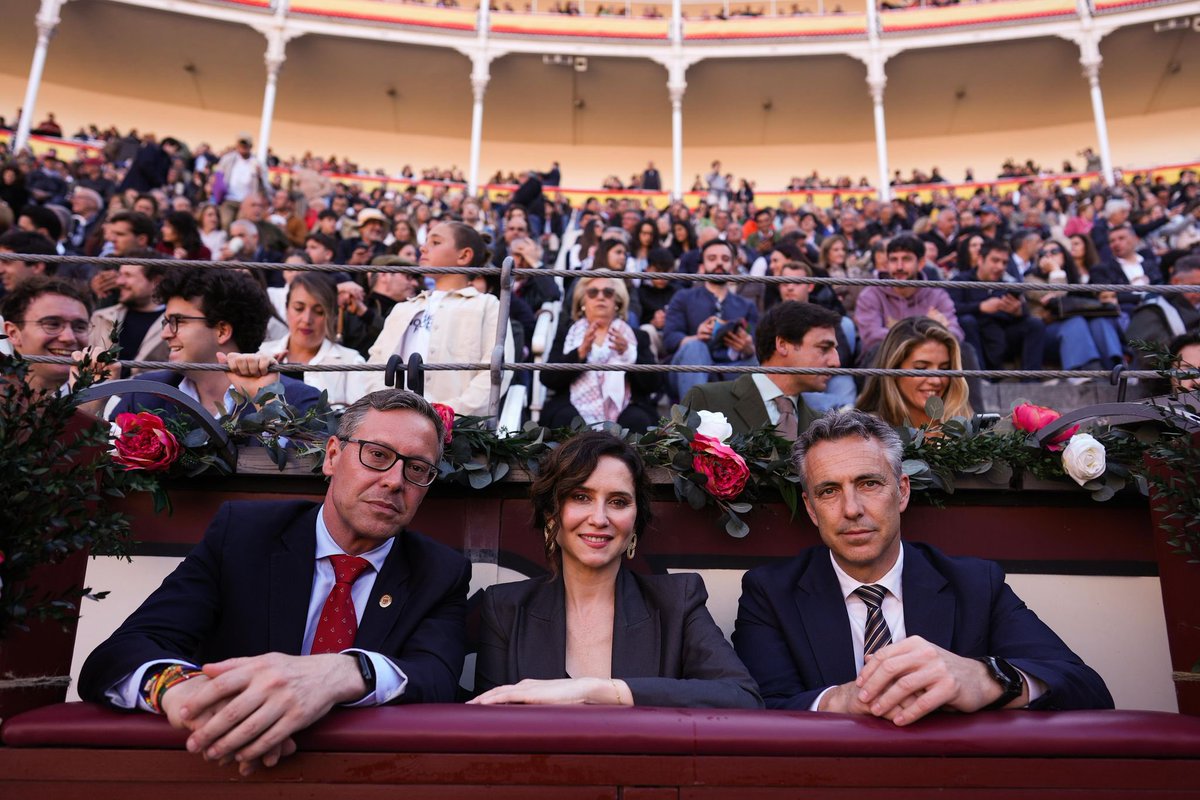 IdiazAyuso's tweet photo. Madrid sigue aquí, al servicio de toda España. 

De la España real, la fiel, la que no les falla a sus vecinos de Portugal, ni a sus socios europeos, ni de la OTAN, ni a sus hermanos de Hispanoamérica que en esta región buscan la libertad y la prosperidad perdidas. 

La España de todos, la acogedora, eficaz, y con ganas.