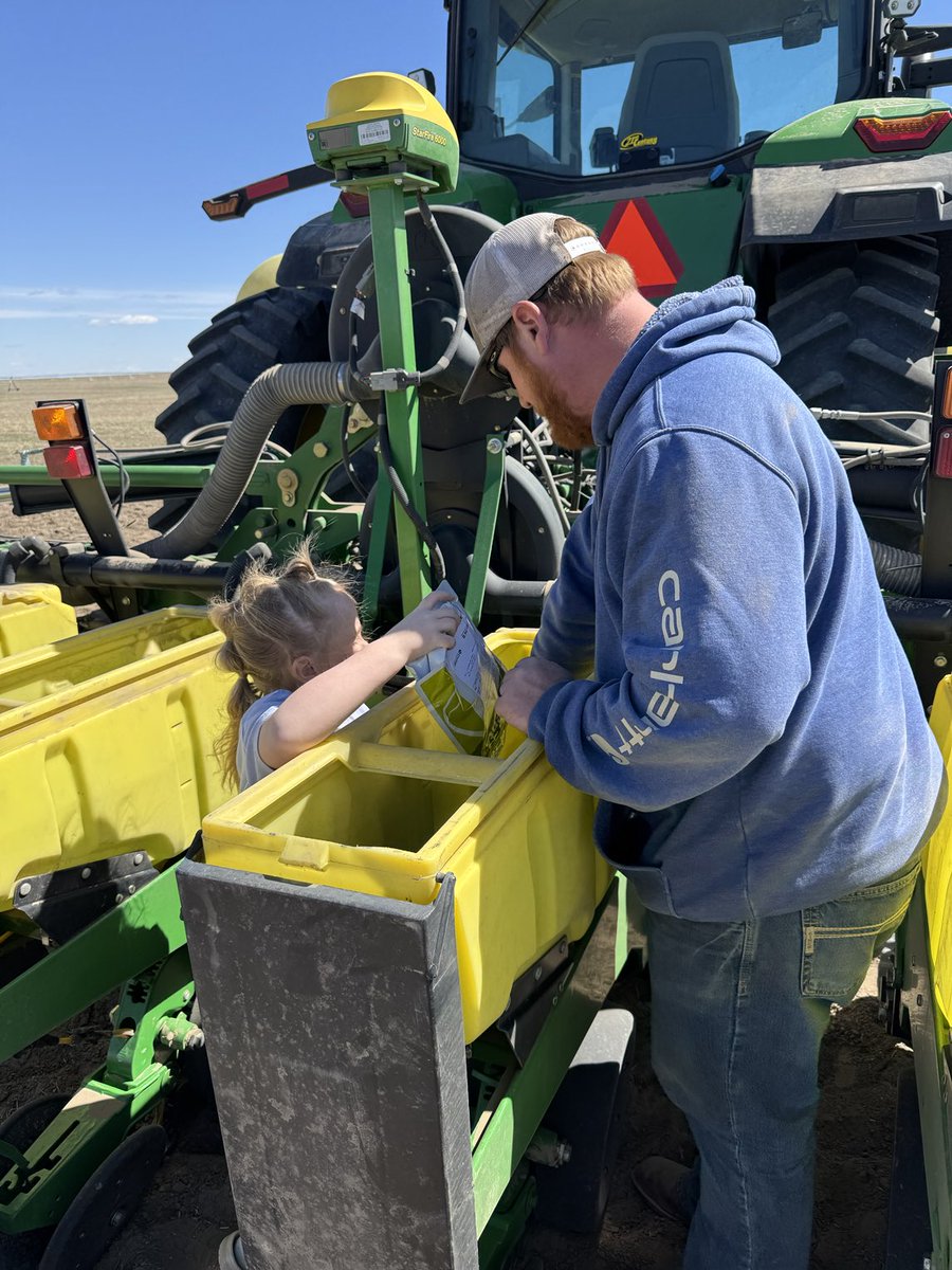 KumpfTim's tweet image. Getting help with planting sweet corn
