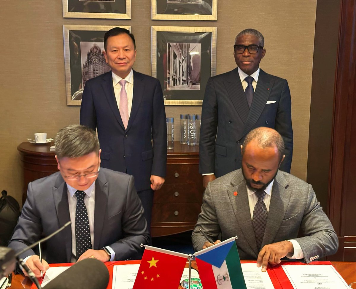 Como parte de mi visita oficial a la República Popular China, he mantenido este viernes en Shanghái una importante reunión con Zhang Jinhong, presidente de la firma SupeZet, empresa líder en el sector energético y petroquímico, con operaciones en Asia, Europa y América. En el