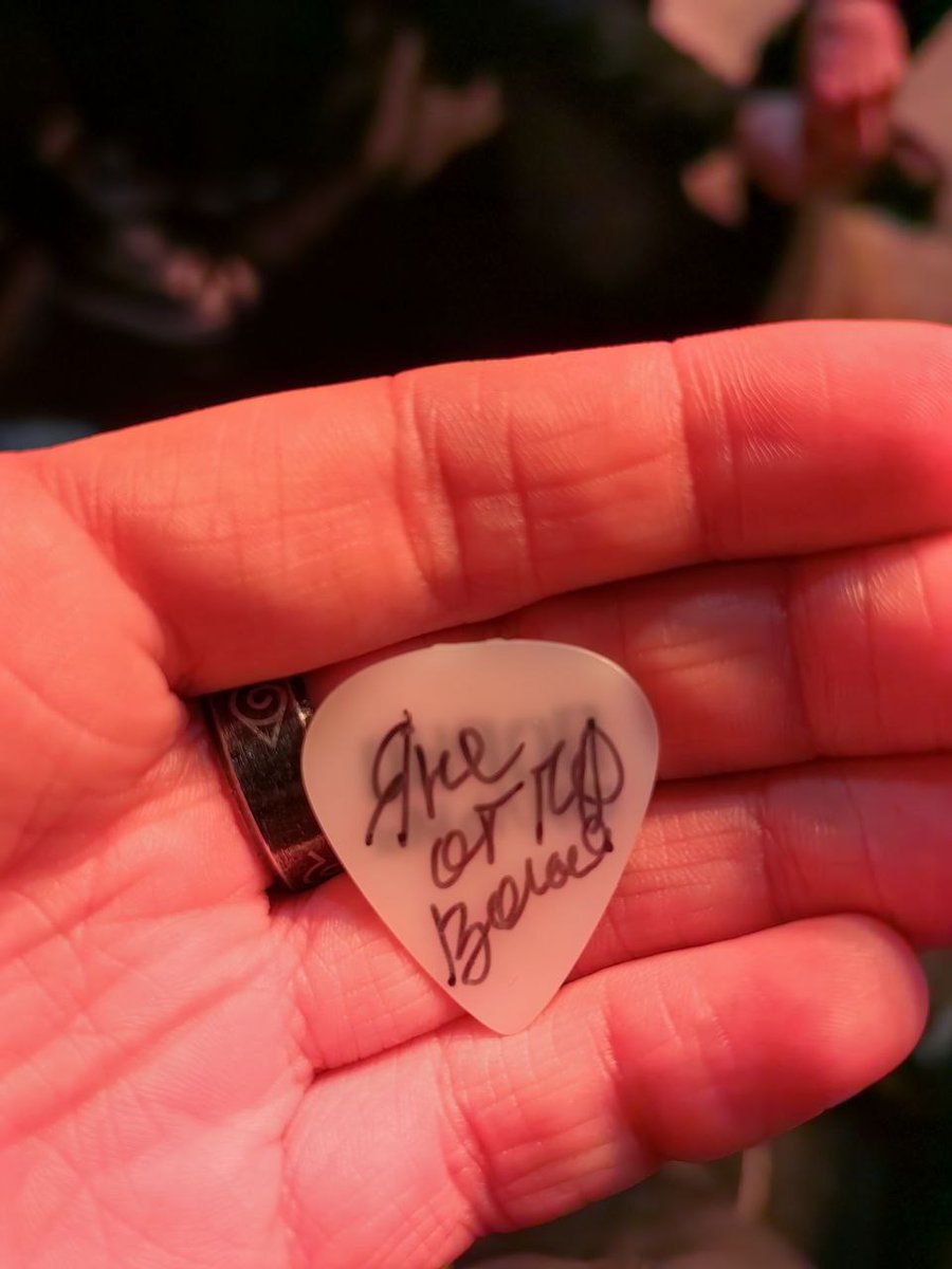 Сегодня добрый.
На концерте была не я, но зато мне вот такой подарочек! Это ли не любовь 🖤