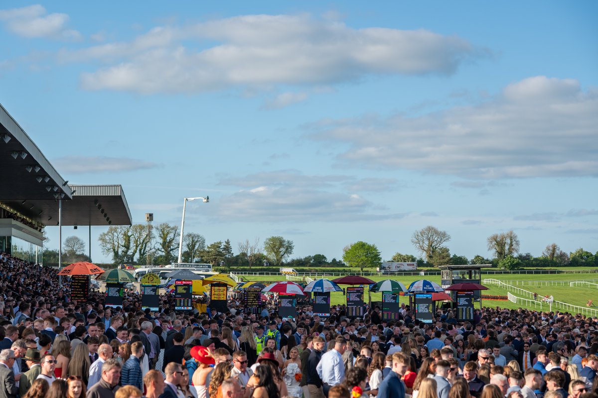 stephendevine89's tweet photo. The crowd in Punchestown today was something else. Incredible atmosphere. Can just see @AKBets umbrella..having it right off. https://t.co/yX3arJ8p8V