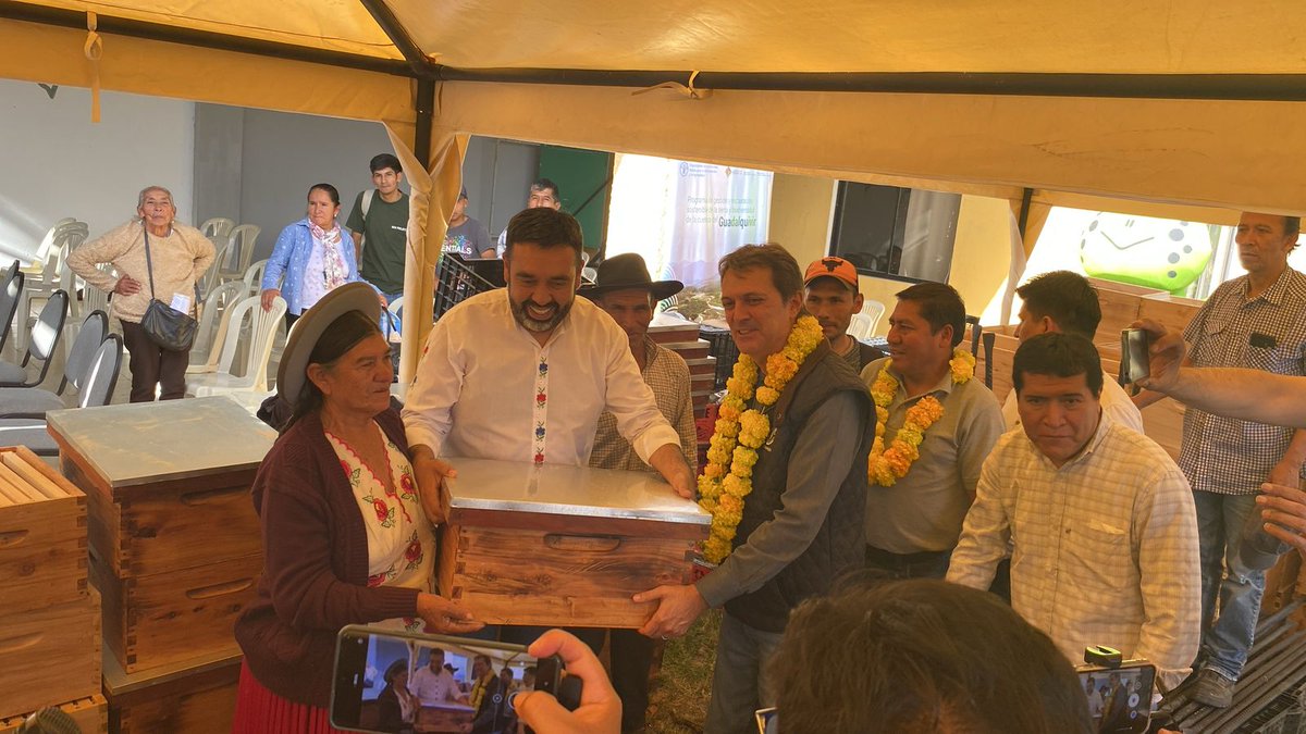 FAO Bolivia (@faobolivia) on Twitter photo 📍#Hoy en Tarija
Junto al ministro de <a href="/AmbienteyAgua/">Min. Medio Ambiente y Agua</a> entregamos materiales y firmamos cartas de acuerdo con PROMETA y <a href="/HelvetasBolivia/">HELVETAS Bolivia</a> para avanzar hacia la gestión y restauración de la cuenca del Guadalquivir, a través del empleo sustentable de la tierra y la biodiversidad 🌱 📍#Hoy en Tarija
Junto al ministro de <a href="/AmbienteyAgua/">Min. Medio Ambiente y Agua</a> entregamos materiales y firmamos cartas de acuerdo con PROMETA y <a href="/HelvetasBolivia/">HELVETAS Bolivia</a> para avanzar hacia la gestión y restauración de la cuenca del Guadalquivir, a través del empleo sustentable de la tierra y la biodiversidad 🌱