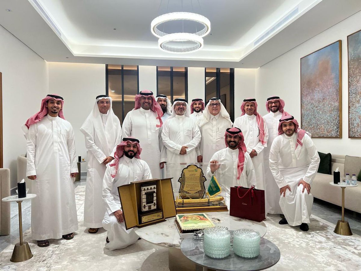 وداعاً زملائي في أرامكو السعودية، غمرتموني بمشاعركم النبيلة في مناسبات توديعي .. أمضيت ٣٢ عاماً في هذه الشركة العزيزة، تعلمت فيها الكثير، وشاركتكم خلالها النجاحات والتحديات

أغادر الموقع، ويبقى الود والاحترام قائماً بيننا

شكرًا لكم من القلب، ووفقنا الله جميعًا لما فيه الخير

1️⃣