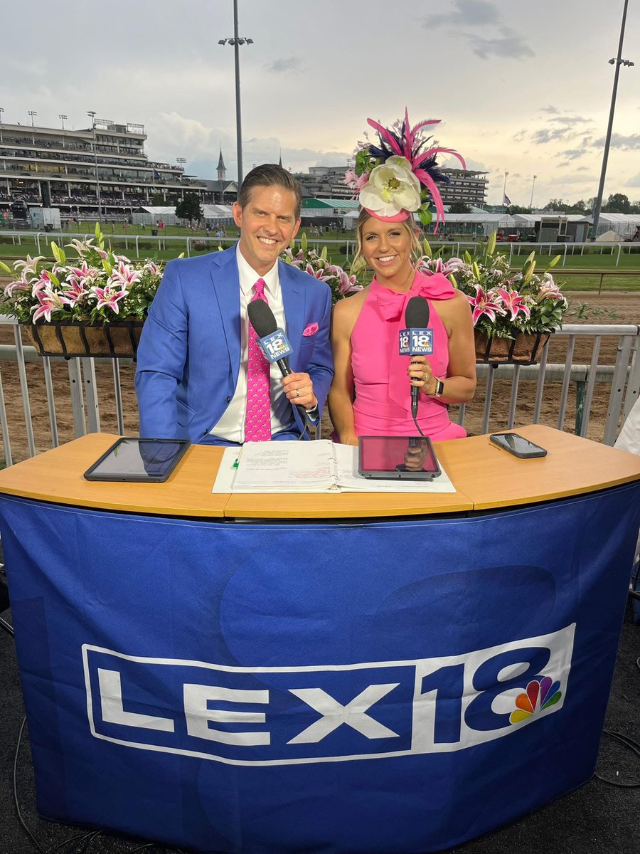 cbkmediamgt's tweet photo. That is client @_LaurenMinor doing a tremendous job anchoring live today from @ChurchillDowns for Happy Oaks Day!
๐๐ค๐๐ค
#LexingtonTVNews
#WLEX
#NewsAnchor
#HappyOaks
#ThinkPink
#KentuckyDerby
#DerbyWeekend
#TeamCBK https://t.co/NzUZItRJnC