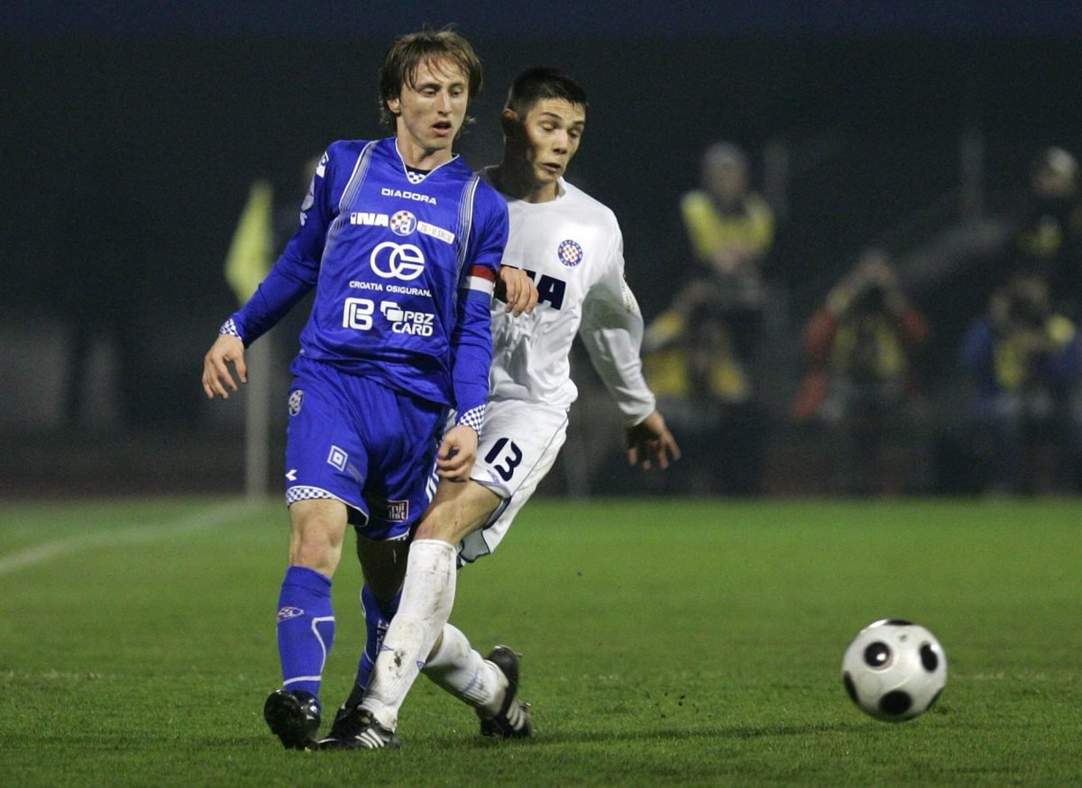 In the build-up to tomorrow's massive Eternal Derby at Poljud between Hajduk and Dinamo, I've decided to make a little thread.

Let's delve into the past as we look at some of the best goals these games have provided us! 🚀

#HNL #Hajduk #Dinamo