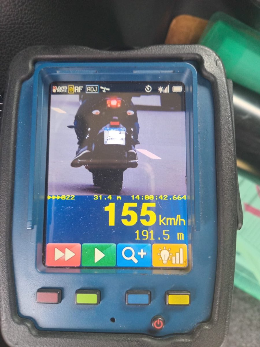EPTC_POA's tweet image. 18h13 - A #EPTC registrou nesta tarde uma moto em mais um flagrante de irresponsabilidade a 155 km/h na av. Edvaldo Pereira Paiva, onde o limite é de 60 km/h.

É infração gravíssima, multa de R$ 880,41 e suspensão do direito de dirigir.  #FaçaSuaParte #EPTCéEducação