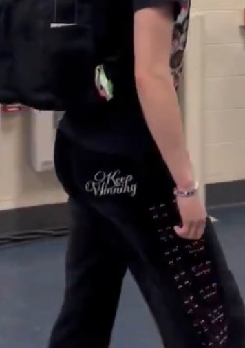 waitingforhaiz's tweet photo. you know whoβs winning?
#thisfatass https://t.co/0z6ooExfg1