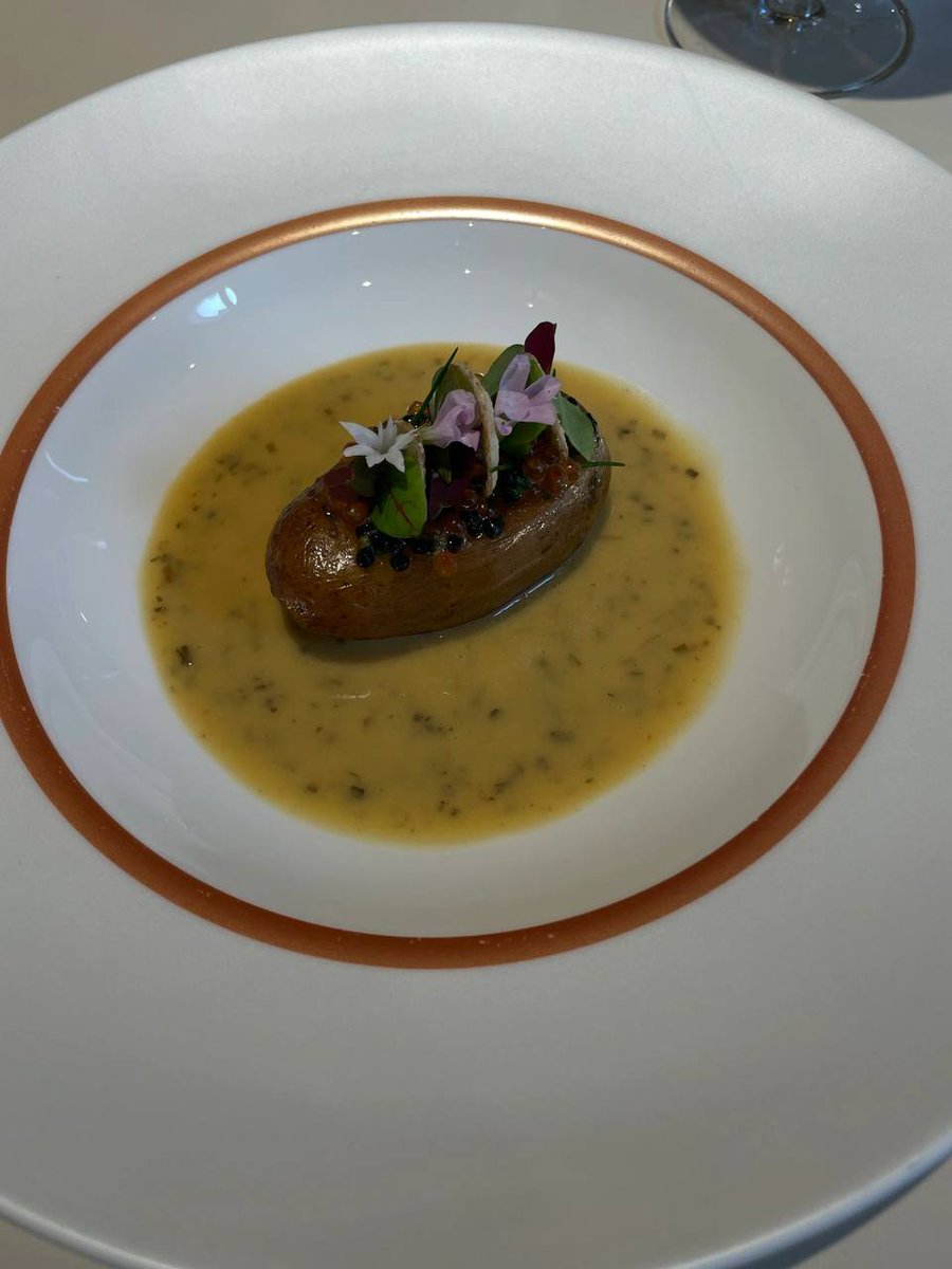 AaaMignon's tweet photo. Lunch, but make it Western. Fine flavors and good vibes. 🥂🍽️✨ https://t.co/pl11PRCaUW