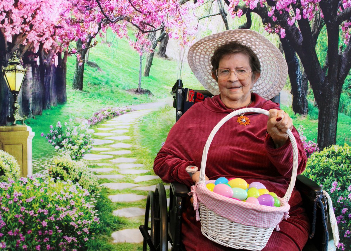 CManorCampus's tweet image. May flowers have arrived… and so have the smiles! 🌸 Our Health Care Center residents eagerly welcomed warmer days with a beautiful, floral-themed photo op. #SpringThings