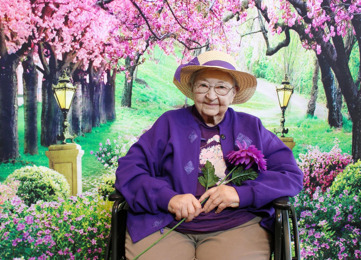 CManorCampus's tweet image. May flowers have arrived… and so have the smiles! 🌸 Our Health Care Center residents eagerly welcomed warmer days with a beautiful, floral-themed photo op. #SpringThings