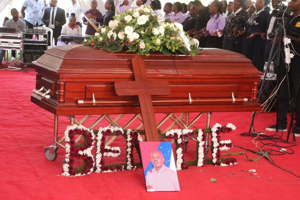 MikeSonko's tweet image. Our best friend and bro the late Ben Nzeki popurlaly knows as chairman Bentai was laid to rest today at Manza village in Mumbuni Machakos county. He has left behind two daughters Angela and Tiffany a form two student at Precious blood, Limuru. As a sign of good gesture and…