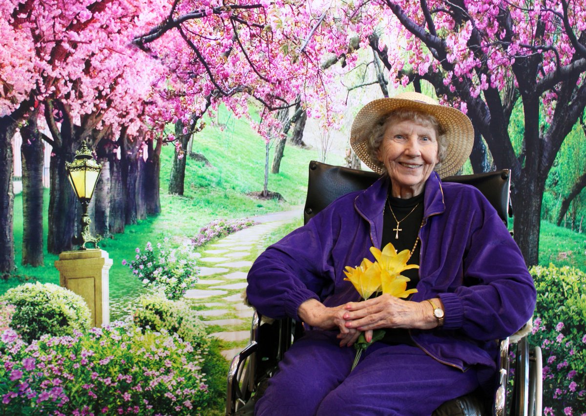 CManorCampus's tweet image. May flowers have arrived… and so have the smiles! 🌸 Our Health Care Center residents eagerly welcomed warmer days with a beautiful, floral-themed photo op. #SpringThings
