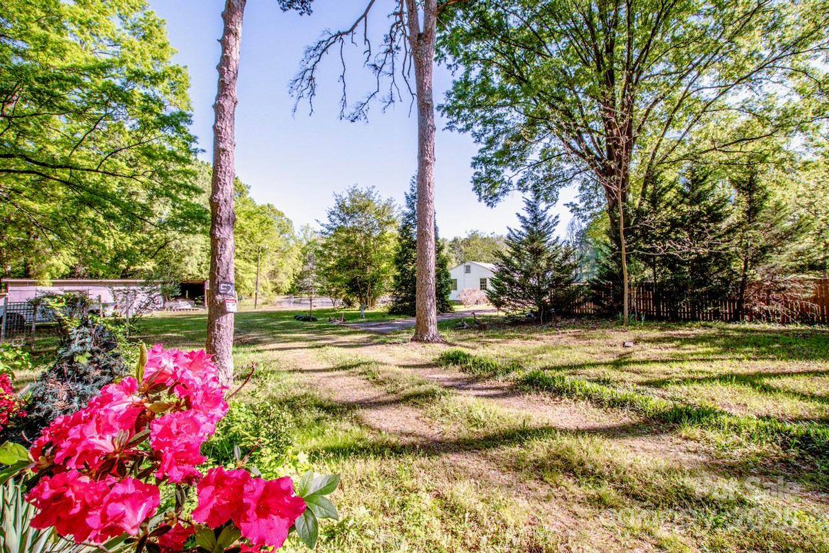 Dekuson's tweet photo. 📢 Calling all developers! This project awaits you at 524 Dawn CIR, Charlotte, NC! MLS # 4238690🛤️
Nestled in a tranquil location, this 4.26-acre property comes with a serene pond and a quaint cottage. 🏡
Close to shops, reastaurants and Light Rail 🏙️✨
Motivated Sellers!!! 🏆 https://t.co/yxQtcMDxNh
