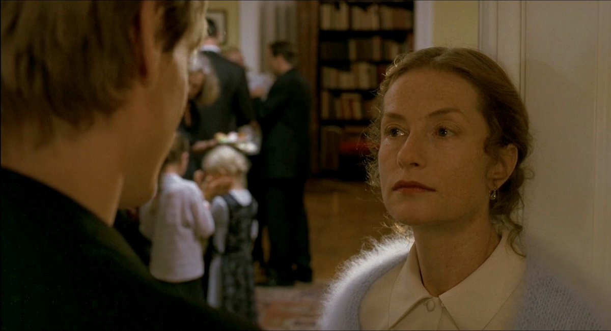 'Aklını kaybetmekte olduğunu biliyor, acısını derinlerde hissediyor ama son bir kez tutunuyor. Bu tamamen yitip gitmeden önce kendini kaybetmenin ne olduğunun hala bilindiği bir an.'
#LaPianiste #ThePianoTeacher #MichaelHaneke #IsabelleHuppert #BenoîtMagimel #movies