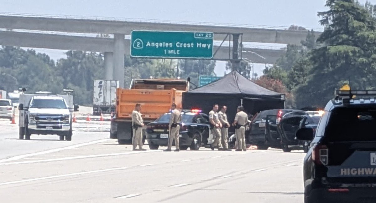 Traffic Alert 🚨 pursuit crash fatality. 
Single lane open on eastbound 210 freeway.  Eastbound 210 to southbound  2 connector closed. Avoid area. #kcalnews