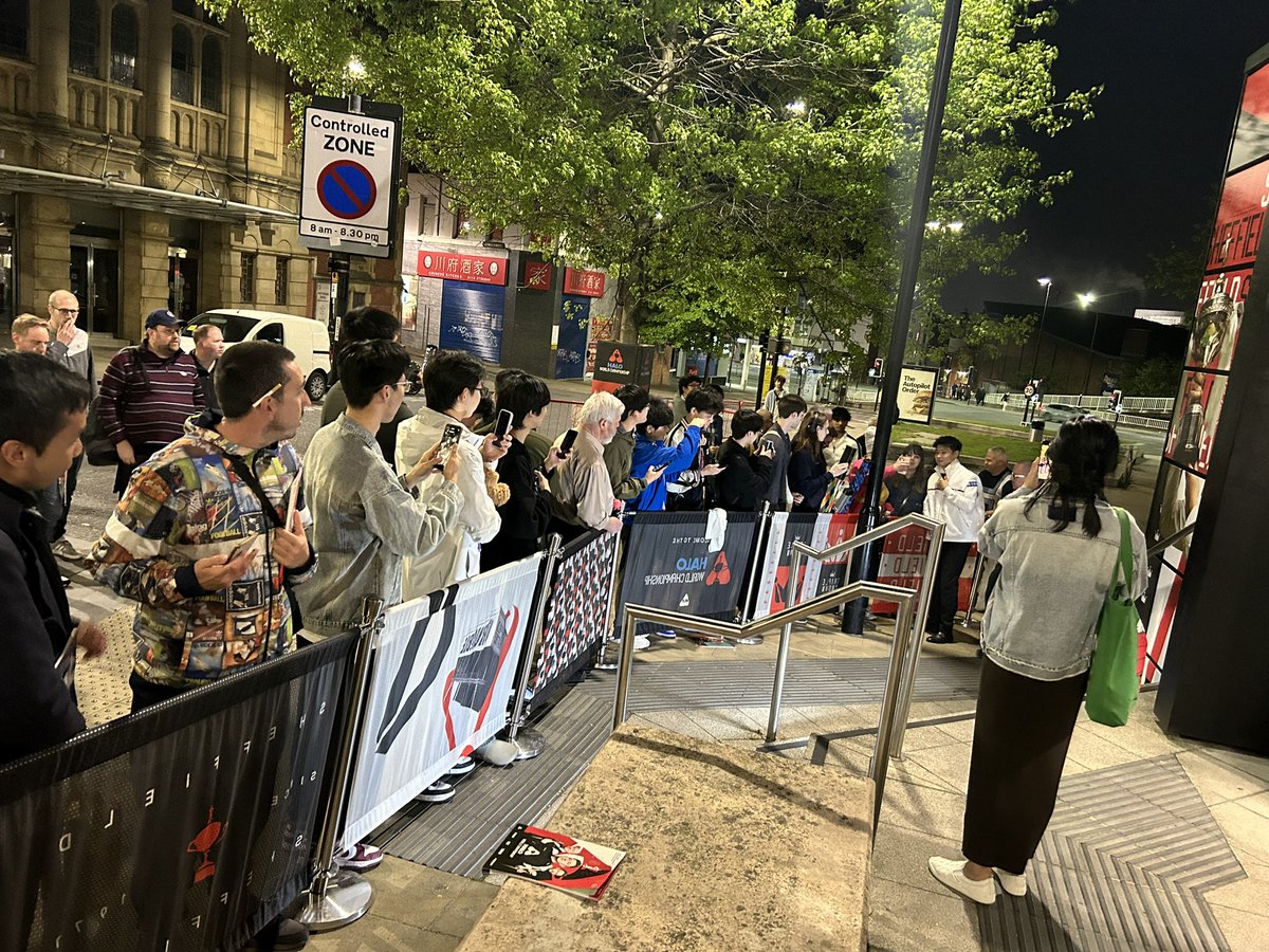 Zhao Xintong has just finished press and is taking photos with all the Chinese fans who have waited for him after reaching the world final