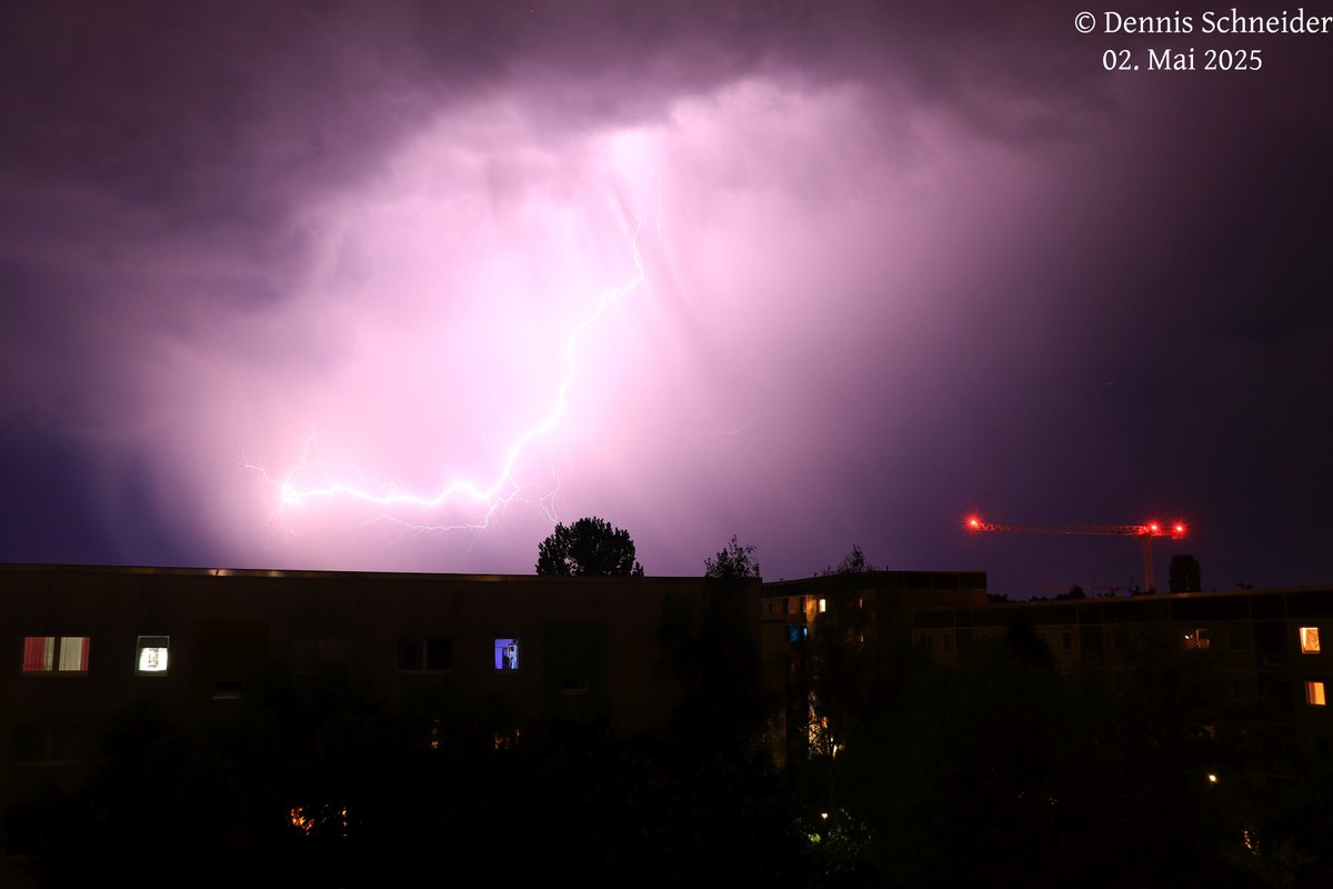 2. Mai 2025: Nächtliches #Gewitter an der #Kaltfront des Tiefs #HENRY über #Ludwigsfelde (Teltow-Fläming, #Brandenburg) Blickrichtung SW. Aufgenommen um 23:07 und 23:15 Uhr MESZ. 

Diese #Blitze waren es: kachelmannwetter.com/de/blitze/telt… und
kachelmannwetter.com/de/blitze/telt…