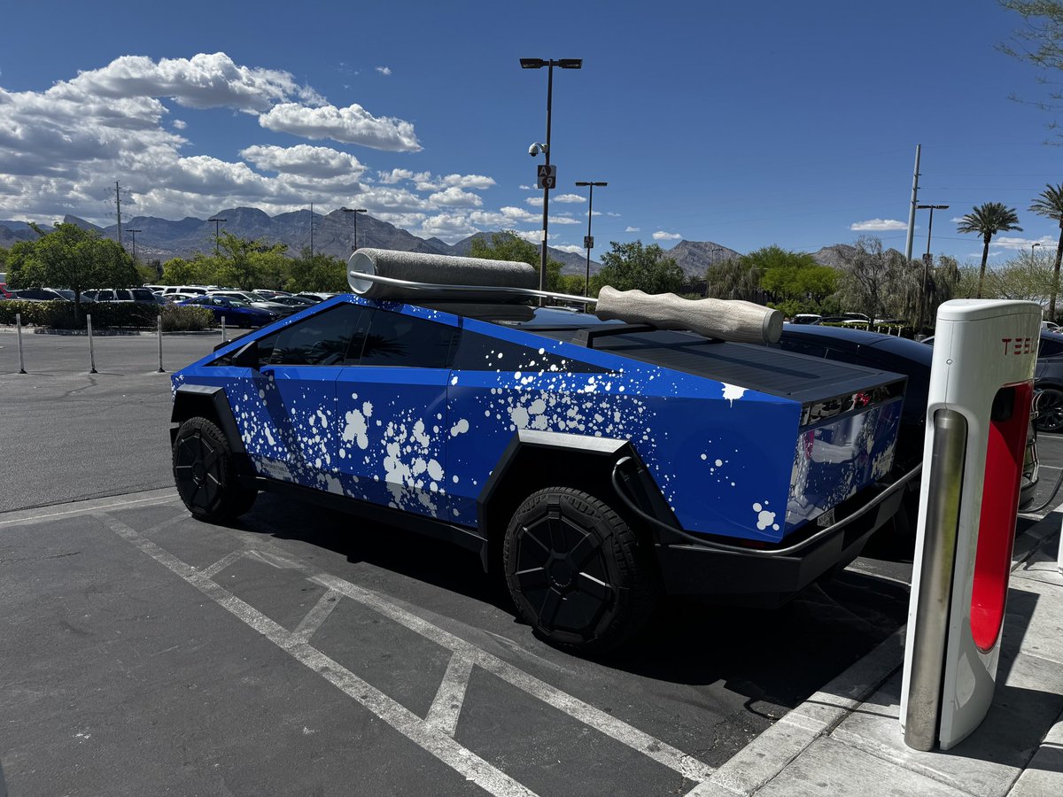 jake_hansen_'s tweet image. The things you see around Vegas.