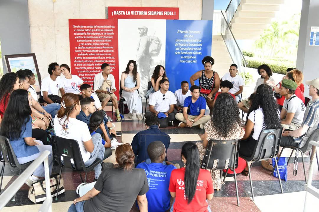 UOCuba's tweet photo. Sostuvieron además un encuentro con autoridades y jóvenes universitarios. En el intercambio se reafirmó el rol protagónico de las nuevas generaciones en la transformación de los procesos universitarios y en la construcción de una sociedad más justa y sostenible. https://t.co/VD78mENVJk