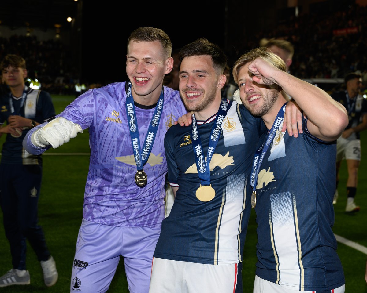 IanSneddonFFC's tweet image. Minor point about tonight, but I thought it was classy.
When the team came out they didn't wear t-shirts with clever slogans. They wore Falkirk tops with gold badges, gold sponsor & supplier names. Even the stripe edging was replaced with gold.
Details matter. 👏