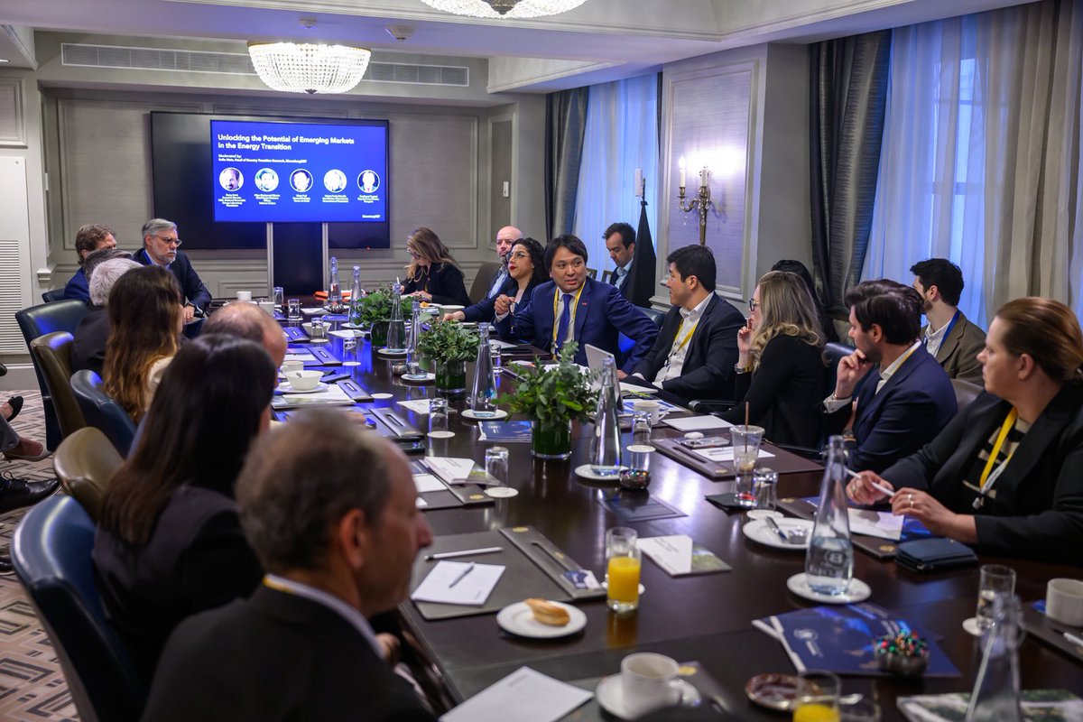 Монголын цэвэр эрчим хүчний нөөц, түүнд түшиглэсэн Мэдээллийн сан (Data Centre) байгуулах асуудлаар Bloobmerg NEF хэлэлцүүлэгт орж нэлээд мэдээлэл өгөв. 

Хиймэл оюун ухааны хэрэглээг дагасан цэвэр эрчим хүчний эрэлт огцом нэмэгдэж байгаа нь Монголын эрчим хүчний салбарт хөрөнгө