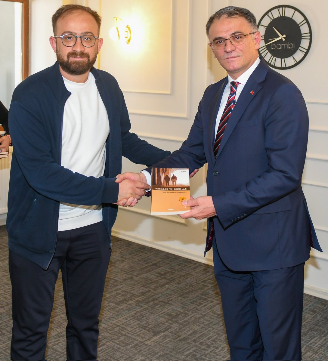 sametoflas's tweet photo. Bir okur olarak, Van Valimiz Dr. Ozan BALCI'dan hediye kitap almak özel bir andı, Sayın Valimize okumaya ve kitaba verdiği önem için çok teşekkür ediyorum. https://t.co/X5D65pw7U0
