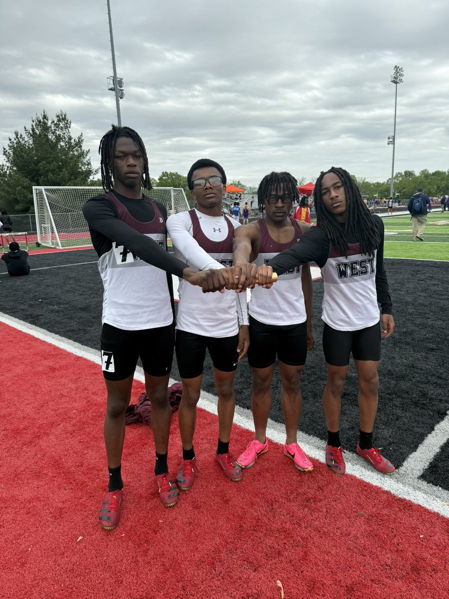F/S 4x200 1️⃣:3️⃣2️⃣.0️⃣2️⃣ Champs. The same quartet won the 4x100 in 4️⃣4️⃣.3️⃣4️⃣
Fresh Antonio White
Fresh AJ Burrell 
Soph Kam Austin
Fresh Tony Lloyd 

#triadinvite <a href="/BWestAthletics/">BW Athletics</a> #thefuture