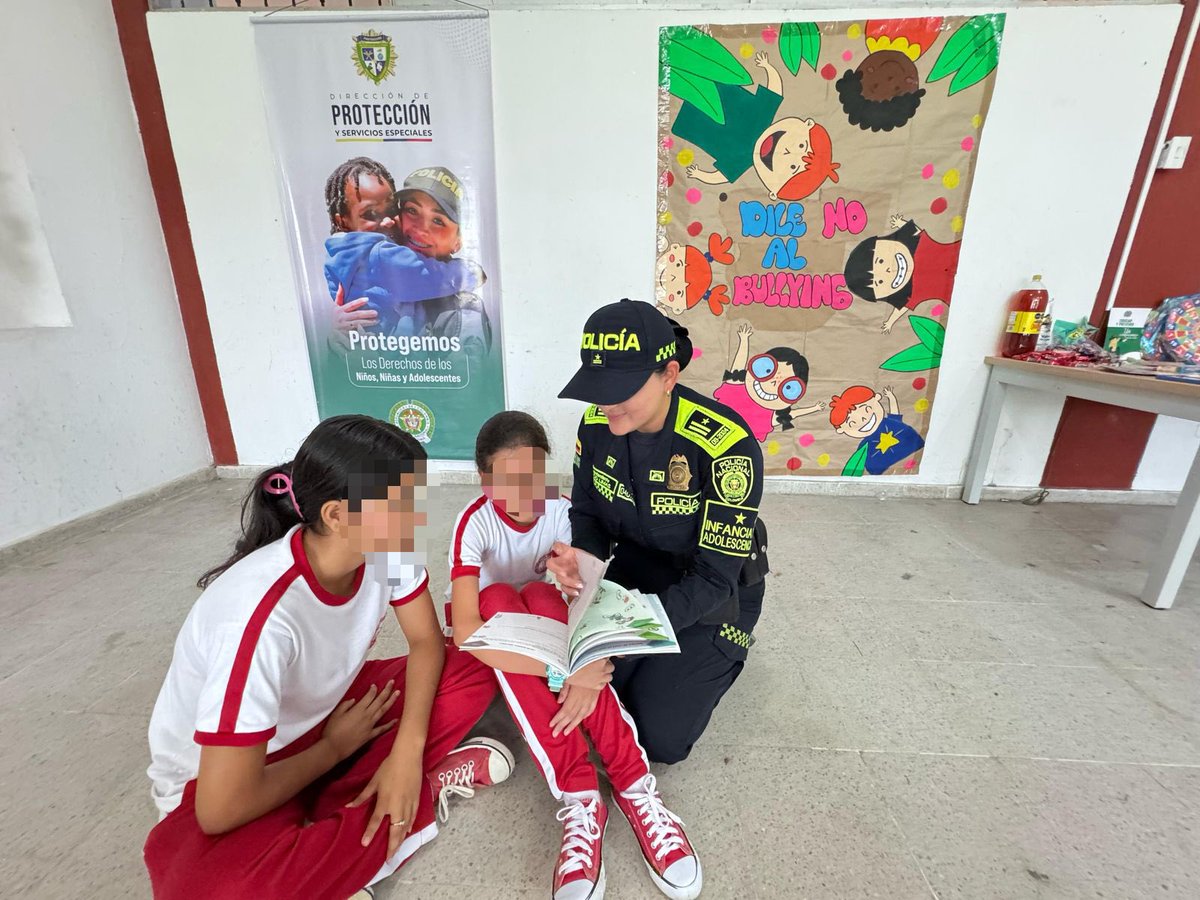 PoliciaDepuy's tweet photo. El Grupo de Protección a la Infancia y Adolescencia 👮‍♀️ hoy 2 de mayo, Día Internacional contra el Acoso Escolar 🚫 en todo el departamento del Putumayo se une a este compromiso de Construir entornos escolares seguros.

#JuntosPorLaNiñez
@ProteccionPonal https://t.co/wc9BKRuEPp