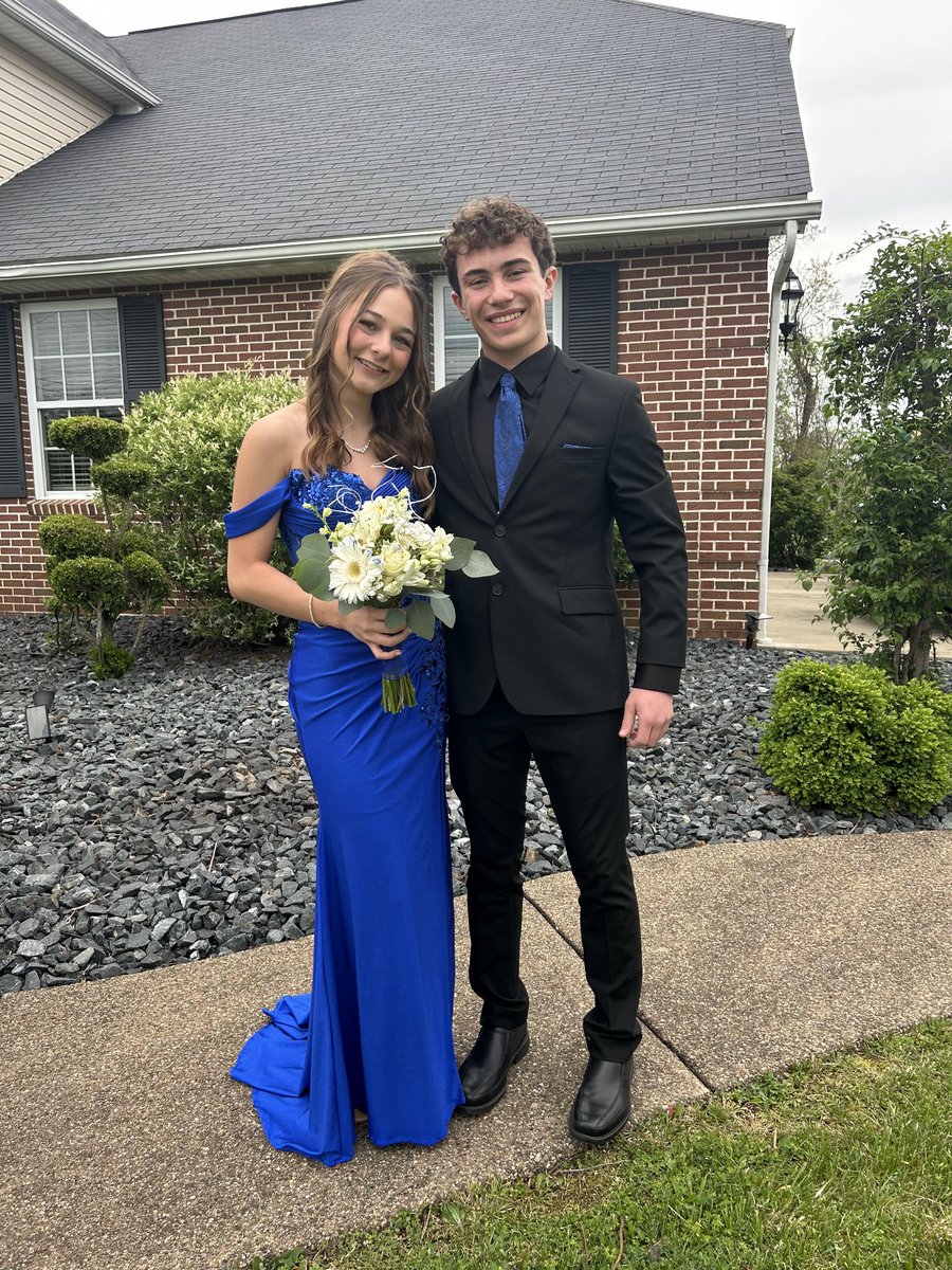 TIKTQKTERRY's tweet image. #promnight 
When they say Dont blink, or your kids will be grown. They weren't lying 😭❤️😭❤️ #daughter #family