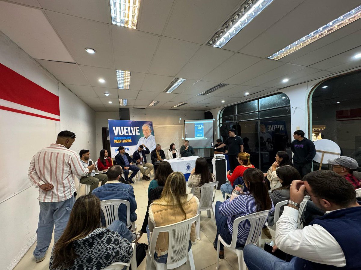 Ayer presentamos nuestra Agenda Joven a <a href="/PajaroEnciso/">Carlos Enciso Christiansen</a> realizada por jóvenes de todo el departamento, el cual será anexado íntegramente al Mapa de Objetivos.
Los jóvenes somos el futuro y el presente, y junto a Pájaro queremos ser protagonistas del nuevo tiempo para Florida.