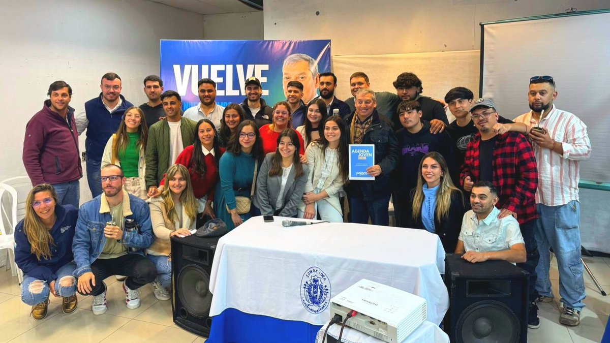 Juventud_62's tweet photo. Ayer presentamos nuestra Agenda Joven a @PajaroEnciso realizada por jóvenes de todo el departamento, el cual será anexado íntegramente al Mapa de Objetivos.
Los jóvenes somos el futuro y el presente, y junto a Pájaro queremos ser protagonistas del nuevo tiempo para Florida. https://t.co/MyqucMCmcn