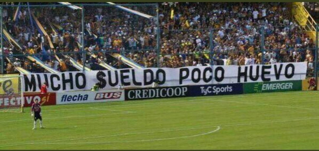 Este es el sueldo aproximado de los jugadores de Colo-Colo. 

1) Arturo Vidal: 114 Millones de pesos mensuales. 

2) Claudio Aquino: 83 Millones de pesos mensuales. 

3) Javier Correa: 70 Millones de pesos mensuales. 

4) Brayan Cortés: 60 Millones de pesos mensuales. 

5)