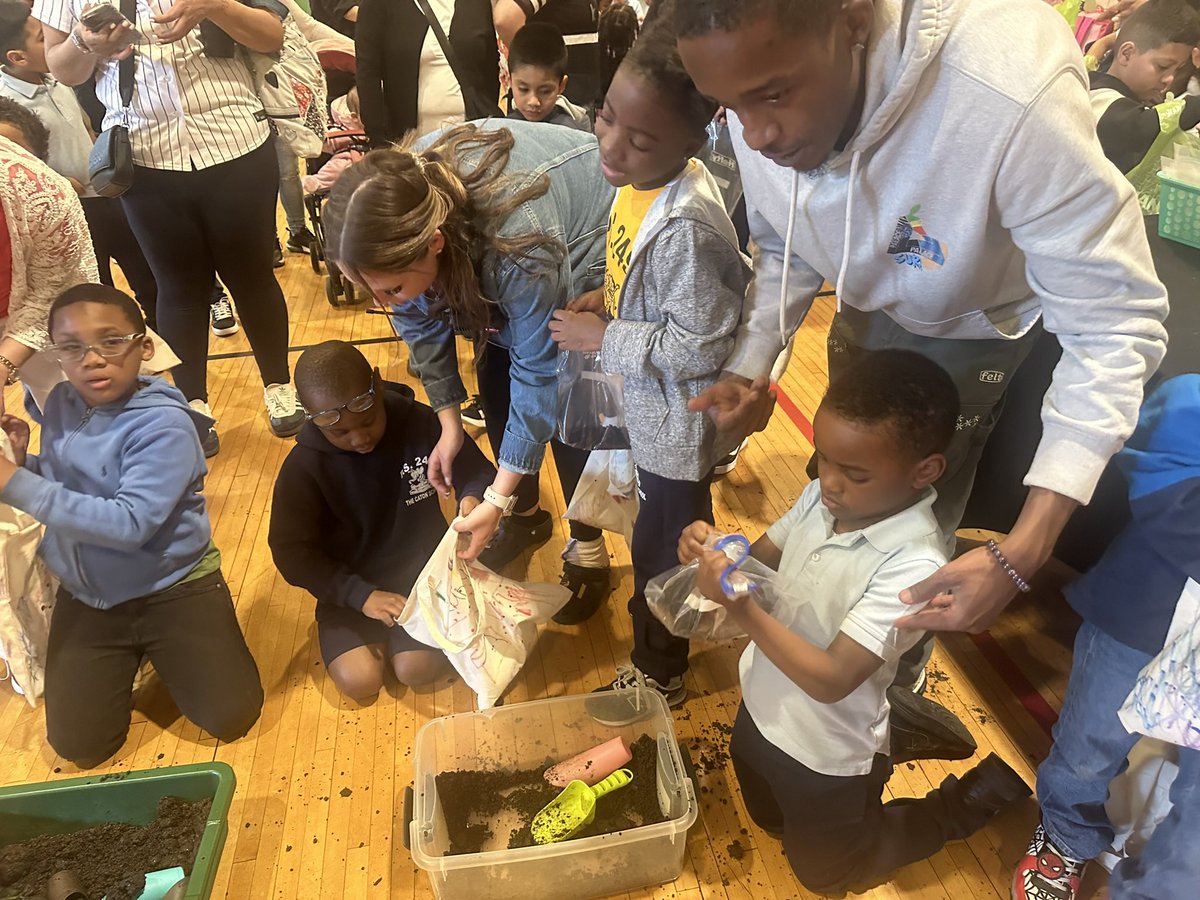 Family Science Day! Through our partnership with Wildlife Conservative Society, we were able to host Ss and their families! Kinder Ss showcased their work, and engaged in interactive stations that aligned with our Amplify Plant and Animal Unit. #WhereCollegeBeginsInPrek 
<a href="/TheWCS/">WCS</a>