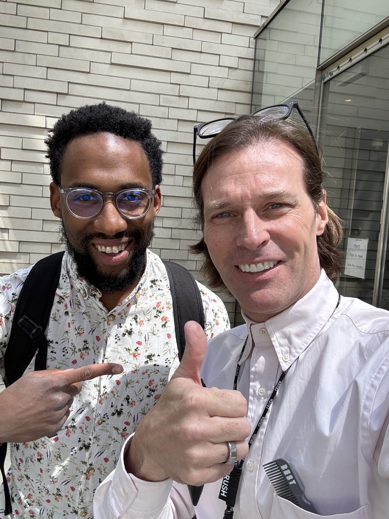 ErikKaiser's tweet image. I owed @TheCoolestCool $50,000, and he settled for coffee and grilled cheese. Thanks for reaching out to meet.
Ross is the boss of marketing. I used the tactics in his book Create Once, Distribute Forever to launch @crushthememory (and every single day since). Brilliant guy.