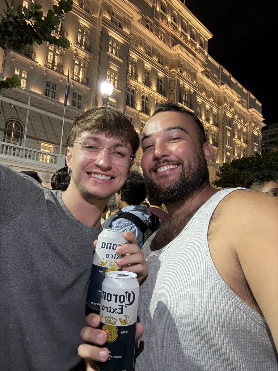 latinbearBR's tweet photo. Fazendo valer nossa carteirinha de little monster com ⁦@coronabrasil⁩ https://t.co/qqtfii1YB2
