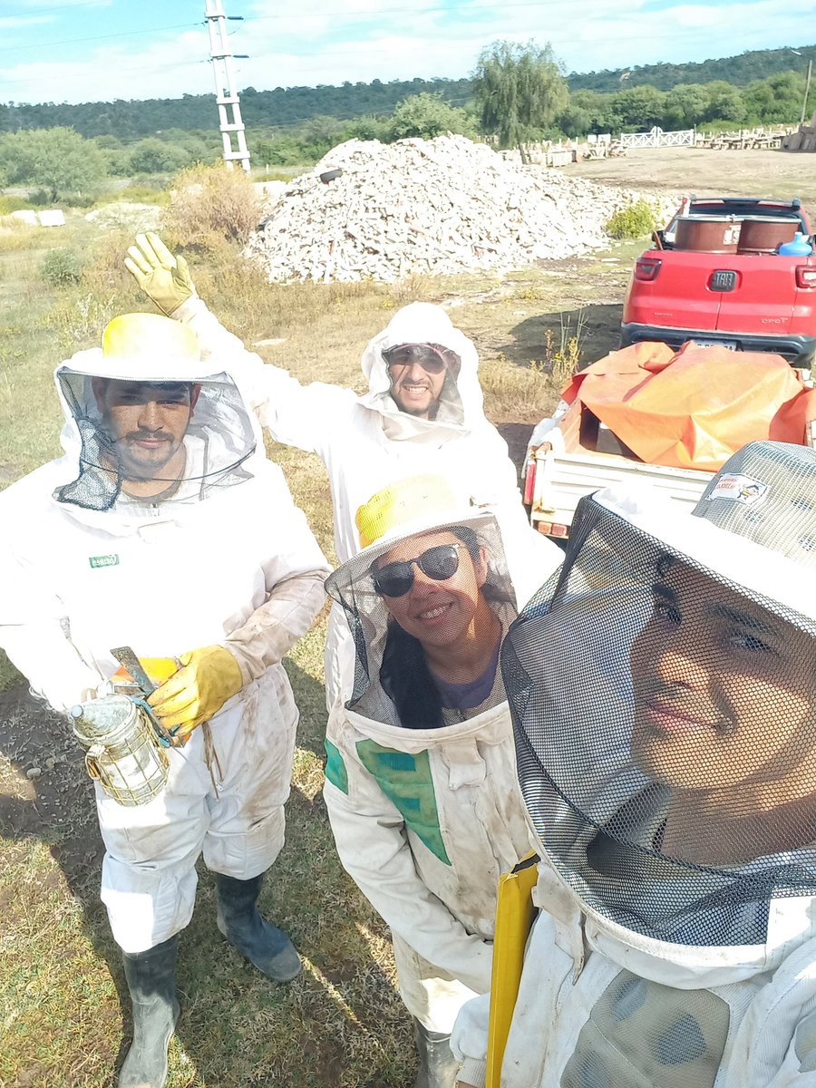 cfavila's tweet photo. Trabajo en equipo, pasión por la tierra y respeto por la naturaleza.
Hoy comparto un poco de lo que fue esta jornada apícola, rodeado de compañeros comprometidos, en conexión directa con las abejas y el monte. Detrás de cada frasco de miel hay trabajo, paciencia 
#Apicultura https://t.co/vB5rKHikgp