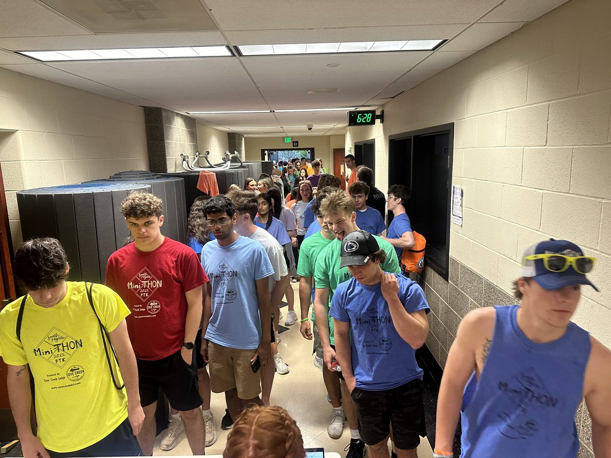 Students are lining up to raise money For The Kids. No matter the weather or power, we still fight!💠 fourdiamonds.donordrive.com/index.cfm?fuse…