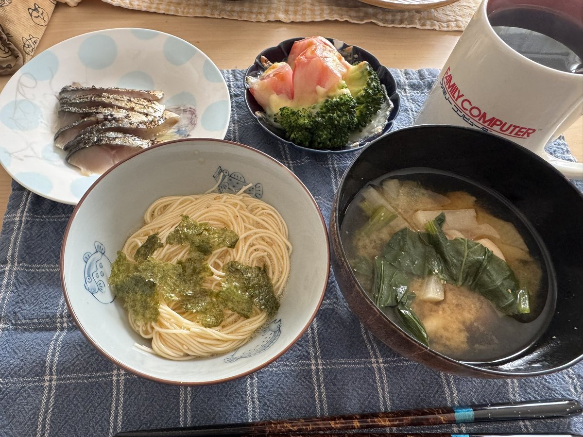 釜玉そうめん
大根と小松菜の味噌汁
サバの燻製
トマトとブロッコリーの焼きチーズ
#朝ごはん　#毎日　#おうちごはん