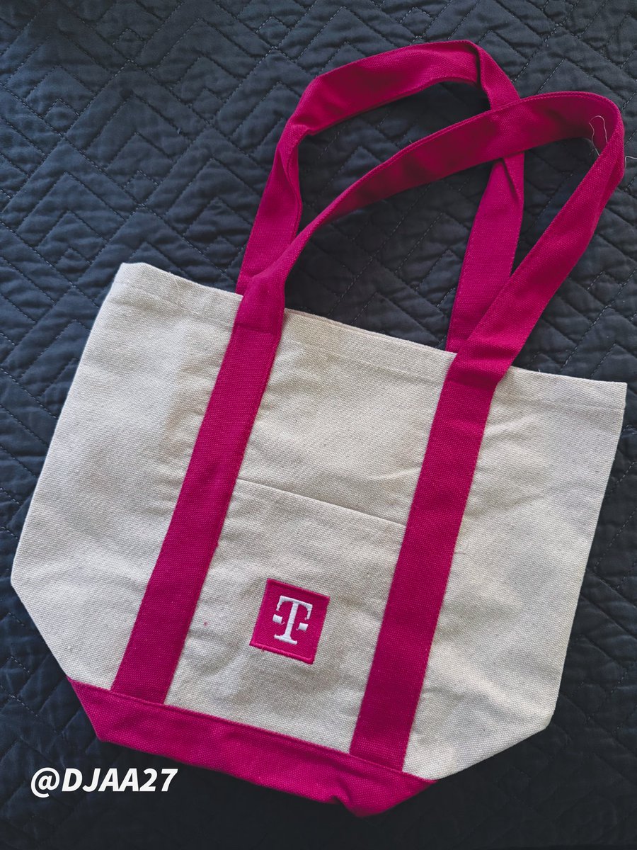 _DJAA27's tweet photo. Got mine. @TMobile Tuesday’s tote giveaway. 🙌🏼 #Tmobile #tmobiletuesdays #5G https://t.co/Bbh0R7OpX6